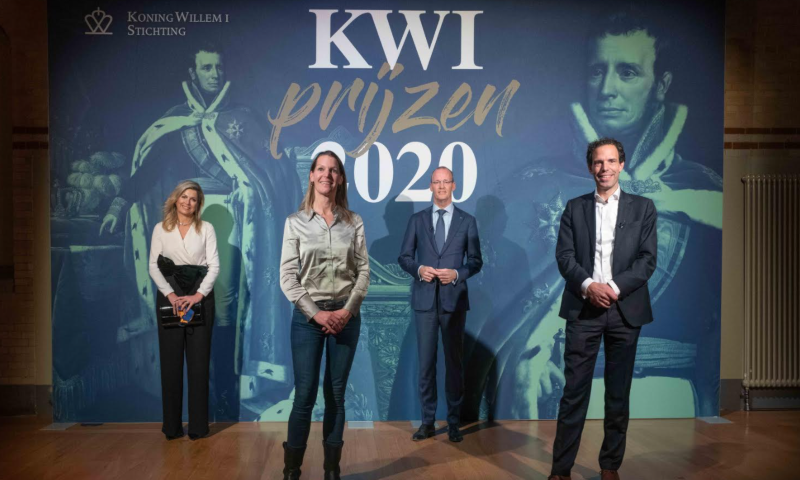 Koningin Maxima, Klaas Knot en Gulpener Bierbrouwerij eigenaar Rutten voor een banner van de Koning Willem 1 Stichting